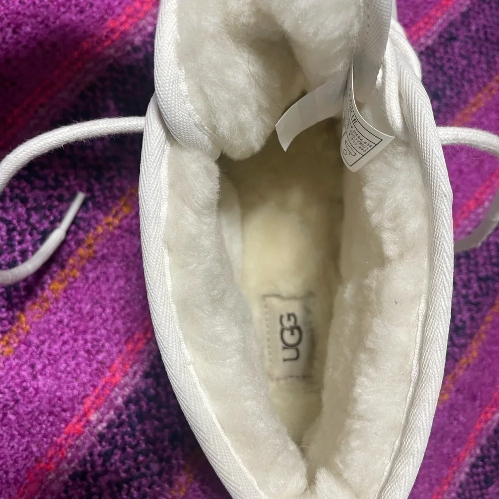 NWOB White/Gray Neumel Uggs, Men's size 10 S/N 3236